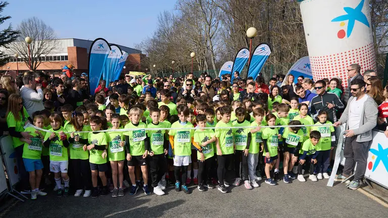 IX Carrera de los Valientes Niños contra el cáncer, en el Polideportivo de la Universidad de Navarra de Pamplona. IÑIGO ALZUGARAY