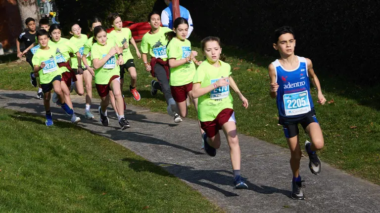 IX Carrera de los Valientes Niños contra el cáncer, en el Polideportivo de la Universidad de Navarra de Pamplona. IÑIGO ALZUGARAY