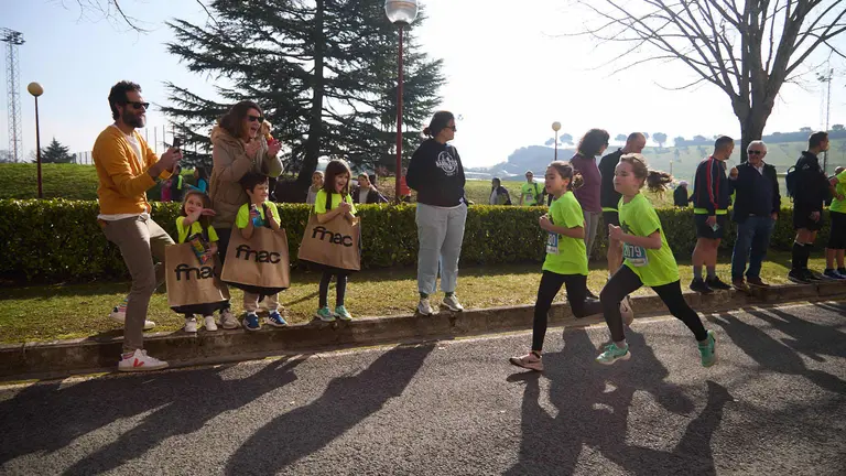 IX Carrera de los Valientes Niños contra el cáncer, en el Polideportivo de la Universidad de Navarra de Pamplona. IÑIGO ALZUGARAY