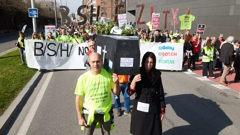 Manifestación convocada por los comités de empresa de Volkswagen Navarra, Nano Automotive, Siemens-Gamesa, Sunsundegui, BSH, Tasubinsa y Tenerías Omega "en defensa del sector industrial en la Comunidad foral". IÑIGO ALZUGARAY