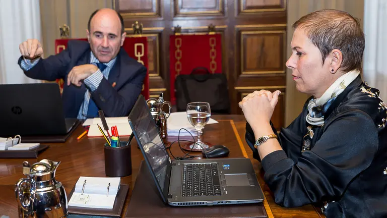 Manu Ayerdi, vicepresidente de Desarrollo Económico y Uxue Barkos, presidenta de Navarra, en una sesión de Gobierno en 2018. IÑIGO ALZUGARAY