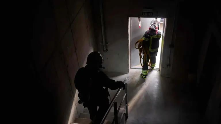 Efectivos de bomberos trabajando esta noche en un bloque de viviendas en la calle Juan Antonio Fernández de Tudela. BOMBEROS DE NAVARRA