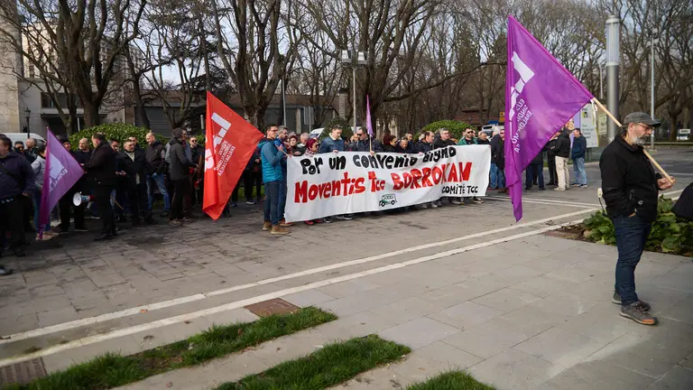 El comité de empresa de Moventis TCC, se concentra para exigir un convenio "digno" para la plantilla, en el marco de la convocatoria de paros parciales de las villavesas. IÑIGO ALZUGARAY