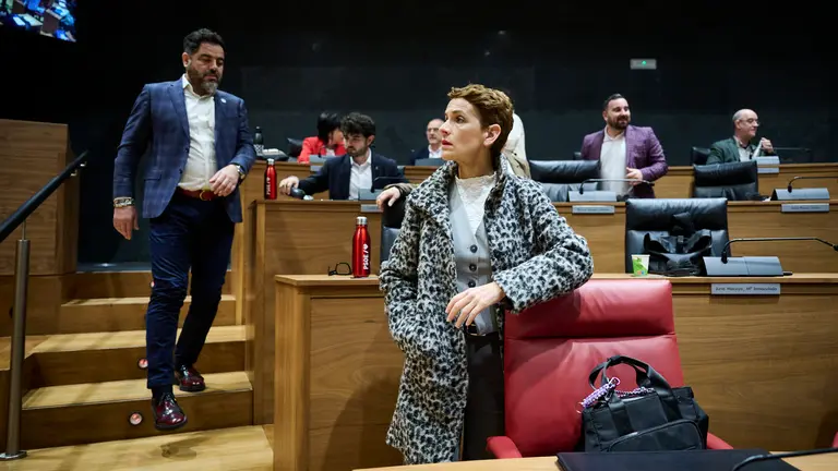 La presidenta del Gobierno, María Chivite, minutos antes del comienzo del pleno del Parlamento. PABLO LASAOSA