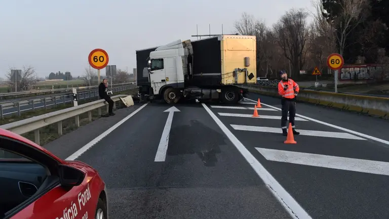 Accidente en Cortes (A68) con conductor imputado por tener el carné retirado judicialmente. CEDIDA