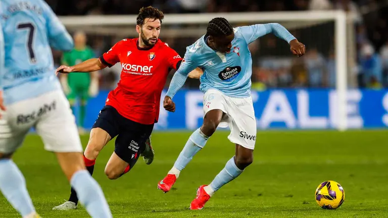 Vigo (Pontevedra) 21/02/2025.- El centrocampista del Celta, Ilaix Moriba (d), se lleva el balón ante el centrocampista de Osasuna, Jon Moncayola, durante el encuentro correspondiente a la jornada 25 de Laliga EA Sports que disputan hoy viernes Celta y Osasuna en el estadio de Balaidos, en Vigo. EFE / Salvador Sas.