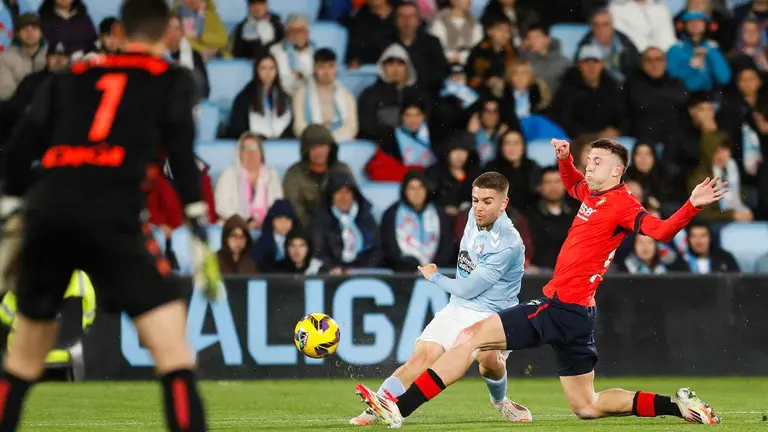 El defensa del Celta Sergio Carreira con la oposición de Abel Bretones y con Sergio Herrera atento.  EFE / Salvador Sas.