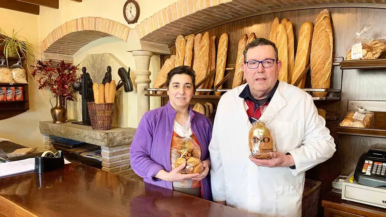 Isabel y Arturo en el interior de la panadería Iso en Sangüesa. Navarra.com