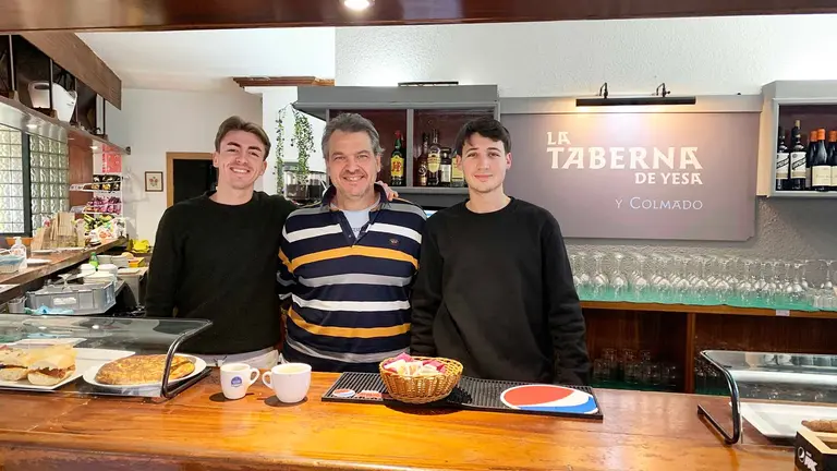 Christian, en el centro, con su hijo Lautaro y Santiago en la taberna de Yesa y colmado. Navarra.com