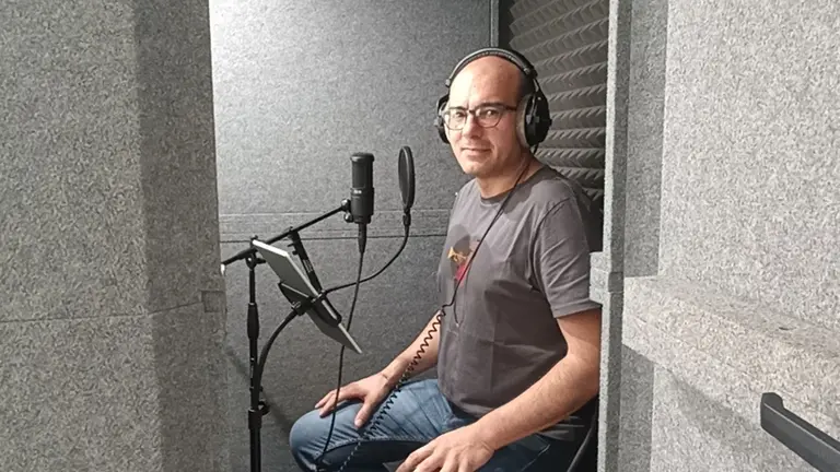 Carlos Ollo en la cabina de grabación de Inglenook. CEDIDA