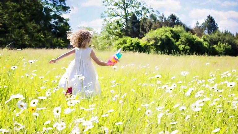 Una niña jugando en el campo. JILL WELLINGTON / PIZABAI
