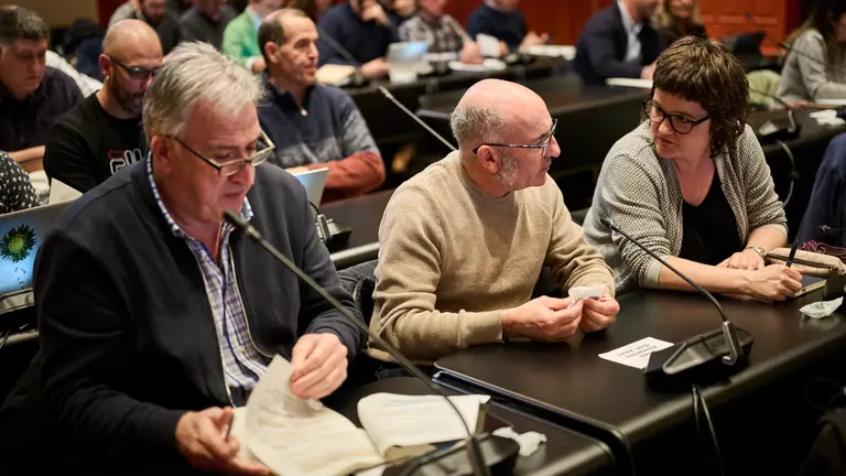 Joseba Asirón, Joxe Abaurrea junto a Aitziber Campión del Eh Bildu minutos antes de comenzar la asamblea de la Mancomunidad de la Comarca de Pamplona. PABLO LASAOSA