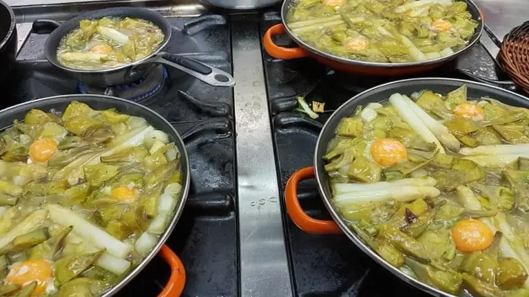 Menestras cocinándose en el restaurante La Galera de Mendavia. LA GALERA