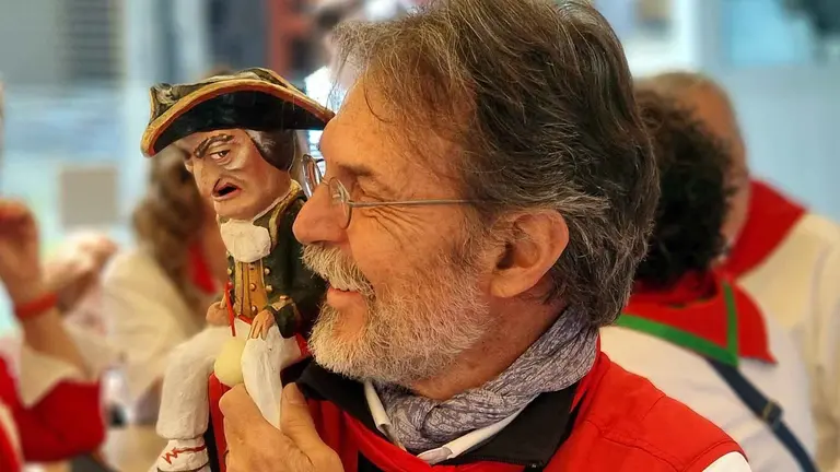 Álvaro Barrientos con la miniatura del kiliki Caravinagre que le regalaron sus compañeros gráficos el día que le homenajearon (13/07/2024).