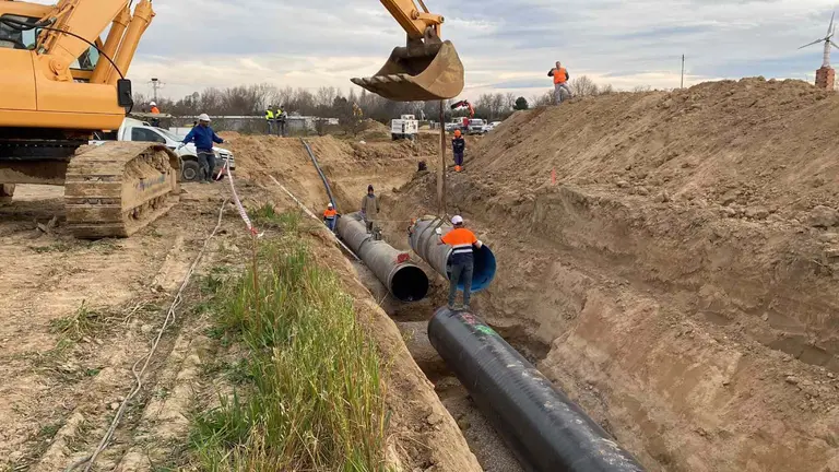 Operarios conectan el último tramo de tuberías de la ampliación de la primera fase del Canal de Navarra. GOBIERNO DE NAVARRA