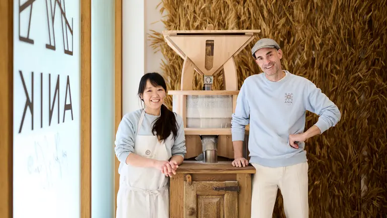 Iker Oroz y Keiko Shiraishi, de la panadería Anik en la calle Benjamín de Tudela, 36, trasera, en Mendebaldea. PABLO LASAOSA