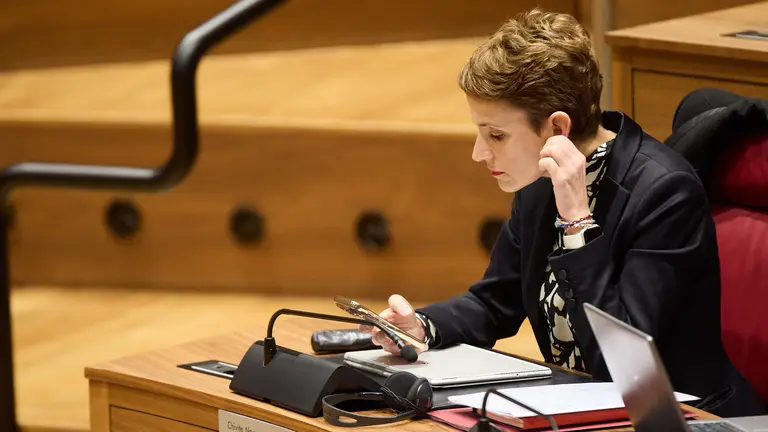 La presidenta del Gobierno de Navarra, María Chivite en su escaño del Parlamento. IÑIGO ALZUGARAY