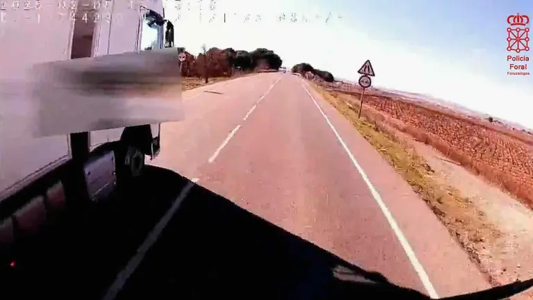 Fotograma del vídeo que muestra el temerario adelantamiento.