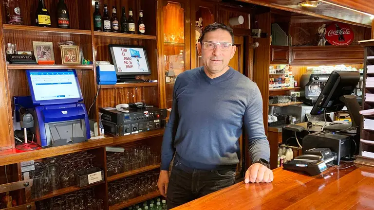 Nikolae Iván en el bar restaurante Arangoiti de Yesa. Navarra.com