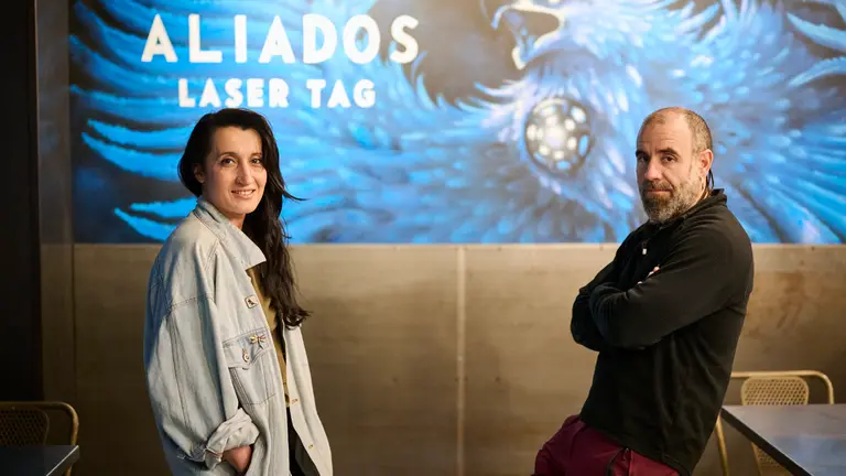 Alberto Sánchez y Marina Ortiz de Aliados Laser Tag en la calle Bergamin 53 de Pamplona. PABLO LASAOSA