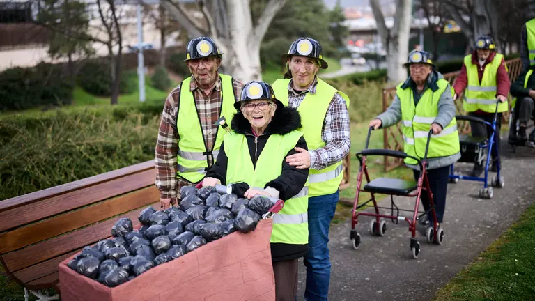 Los Centros Senior de Solera se visten de fiesta para celebrar los carnavales con un desfile de carrozas. PABLO LASAOSA