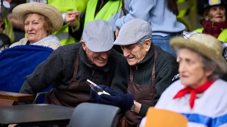 Los Centros Senior de Solera se visten de fiesta para celebrar los carnavales con un desfile de carrozas. PABLO LASAOSA