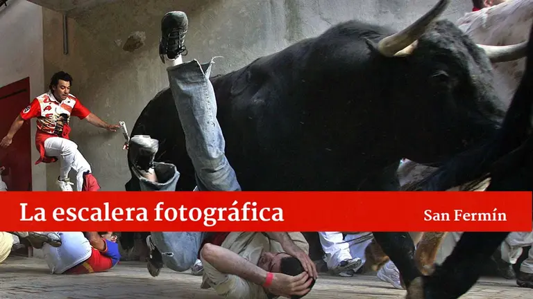 (09/07/2007) Uno de los toros de Fuente Ymbro atraviesa el estrechamiento del callejón que da acceso al redondel de la plaza de toros (Foto AP/Álvaro Barrientos, cortesía del autor)