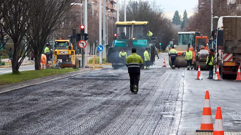 Tareas de asfaltado en la avenida de Pío XII de Pamplona. IÑIGO ALZUGARAY