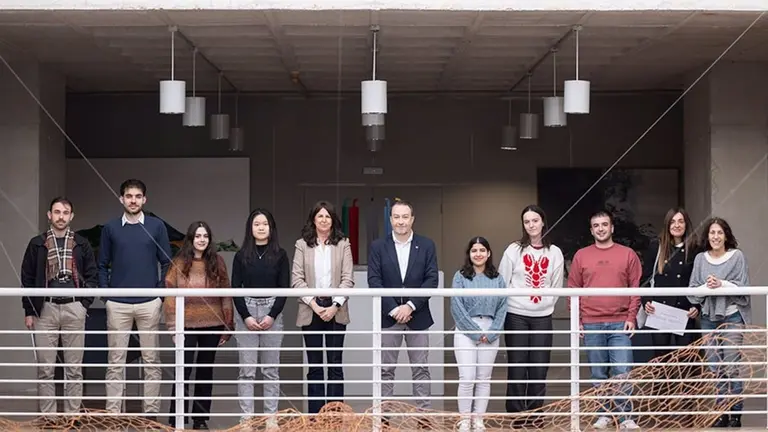 Ganadores de los Premios a la Creatividad, junto con el rector de la UPNA, Ramón Gonzalo; y la vicerrectora de Proyección Universitaria, Cultura y Divulgación - UPNA