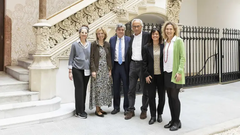 De izquierda a derecha, la adjunta a la gerencia de IrsiCaixa Lidia Ruiz; la gerente de IrsiCaixa Lourdes Grau; el director general de la Fundación "la Caixa" Josep Maria Coronas; el director de IrsiCaixa Bonaventura Clotet, la directora general adjunta de la Fundación "la Caixa" Esther Planas y la directora de I-CERCA, Laia Pallejà. Fundación "la Caixa"