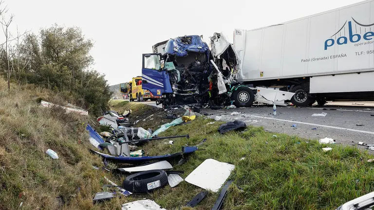 Cuatro personas han muerto en una colisión frontal entre dos camiones ocurrida este miércoles a la altura del kilómetro 10 de la N-113 (Pamplona-Madrid), en el término municipal navarro de Fitero. EFE/ Villar Lopez