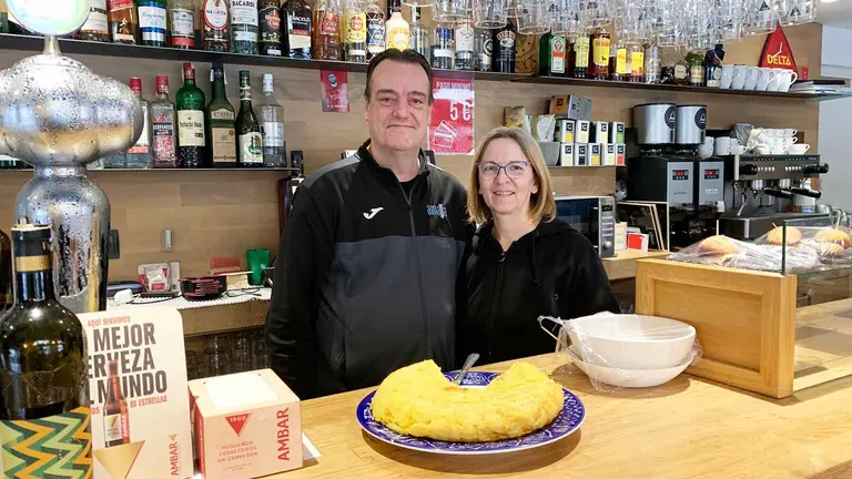 Tomás Bayona y Uxua Martínez en el bar Amaya de Pamplona. Navarra.com