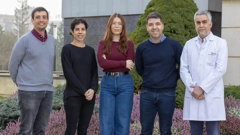 De izquierda a derecha: Los investigadores Mikel Hernáez, Idoia Ochoa, Uxía Veleiro, Silve Vicent y Antonio Pineda. UNIVERSIDAD DE NAVARRA