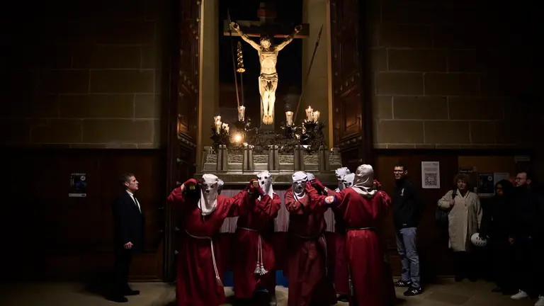 La Hermandad de la Pasión del Señor traslada el paso del Cristo Alzado a la Catedral previo a la Semana Santa 2025. PABLO LASAOSA