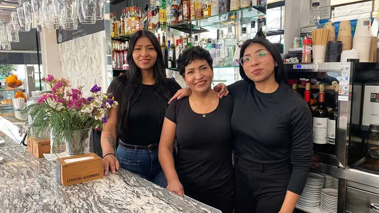 Miriam Gallardo, Claudia Salazar y Lizzeth Gallardo en el bar Irish en Pamplona. Navarra.com