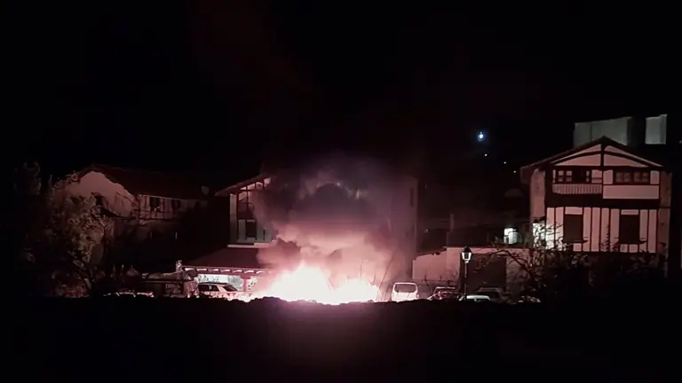 Cinco coches quemados y otros cinco afectados en un incendio en Lesaka. POLICÍA FORAL