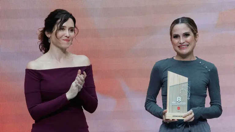 La  presidenta de la Comunidad de Madrid, Isabel Díaz Ayuso, entrega un galardón a la influencer y youtuber navarra Estefanía Unzu. EFE/ Zipi
