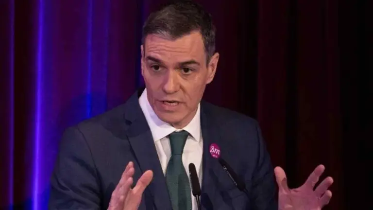 Pedro Sánchez con una chapa del 8M. OK DIARIO