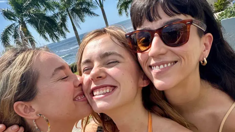 La actriz pamplonesa Clara Galle entre Claudia Salas y Paula Usero durante el rodaje de That Night. NETFLIX