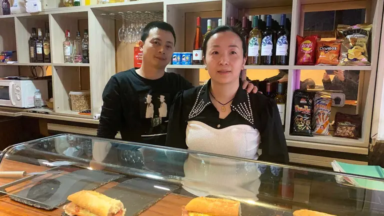 Los nuevos gerentes del bar Jeiki taberna en la calle Iturrama de Pamplona. Navarra.com
