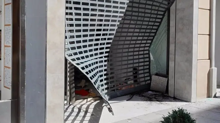 Estado del escaparate tras el accidente. EUROPA PRESS