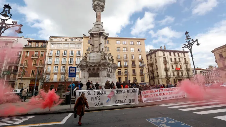 Los sindicatos LAB, ESK, STEILAS, EHNE-ETXALDE, CGT-LKN e Hiru durante la concentración que han realizado este lunes frente a Inspección de Trabajo para denunciar que la "precariedad del transporte está detrás de los accidentes laborales en el sector". EFE/ Jesús Diges
