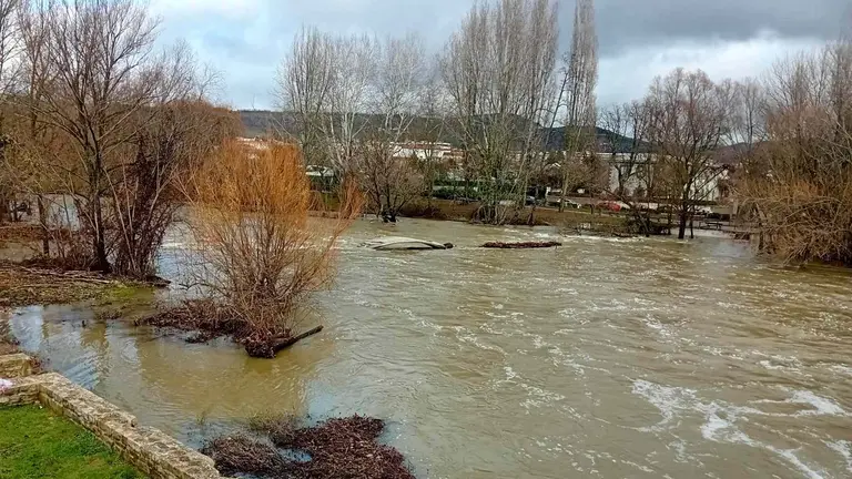 Crecida del río Arga a su paso por Pamplona. Las pasarelas de la playa de Caparroso están sumergidas en el agua. POLICÍA MUNICIPAL DE PAMPLONA