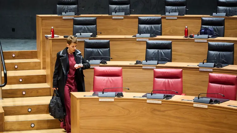 La presidenta María Chivite minutos antes de comenzar el pleno del Parlamento. PABLO LASAOSA