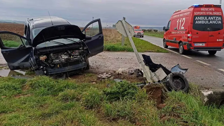 Brutal choque en Navarra contra un paso de hormigón. BOMBEROS DE NAVARRA