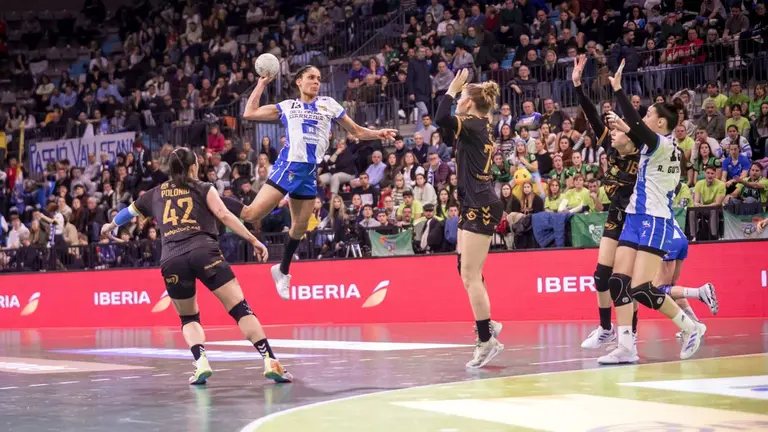 Jugada de ataque del Beti Onak de Villava ante el Granollers en la Copa de la Reina. Cedida.