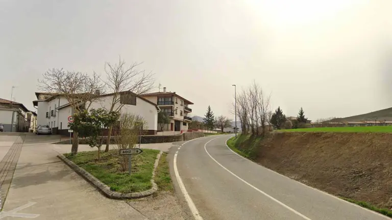 Travesía de Urroz Villa sobre la NA-8103 en el cruce hacia el núcleo de población de la agrupación San José. GOOGLE MAPS