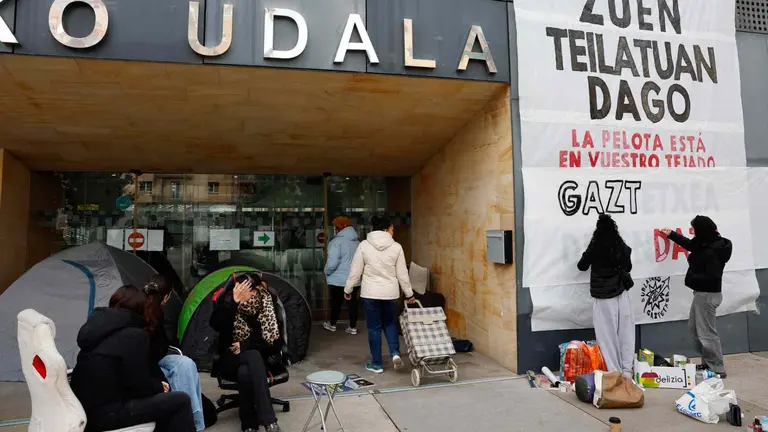 Jóvenes acampados a las puertas del Ayuntamiento de Burlada para protestar por un eventual desalojo del 'gaztetxe' de Nogalera. EFE