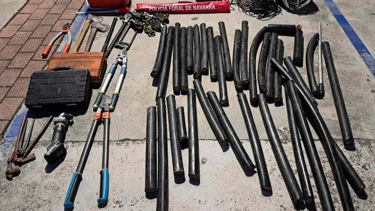 El cable de cobre seccionado encontrado en el maletero de los detenidos. POLICÍA FORAL