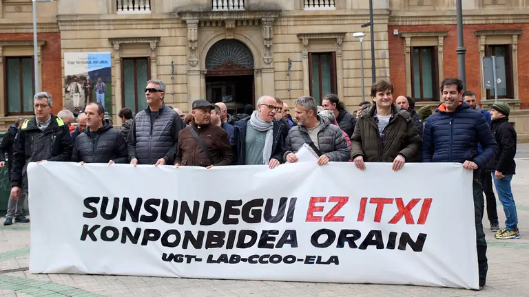 El comité de empresa de Sunsundegui se concentra frente al Parlamento de Navarra con el lema 'Sunsundegui ez itxi. Necesitamos un proyecto industrial que garantice el empleo en Alsasua'. IÑIGO ALZUGARAY
